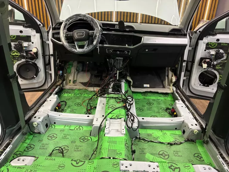 Шумоизоляция пола Audi Q3 2